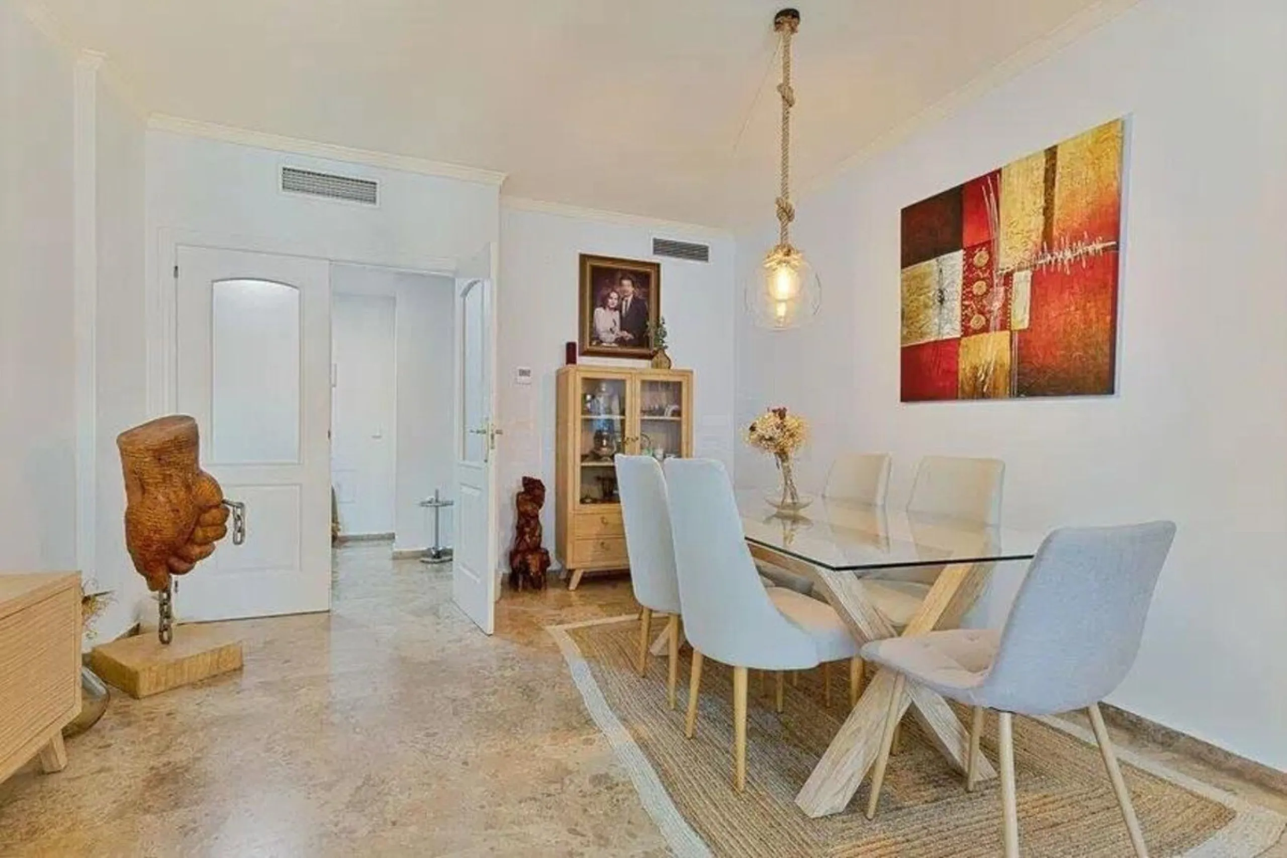 Exclusive apartment near the beach, and just 3 km from Puerto Banús, you will find a well-kept, quiet residential area that is perfectly connected to everything.