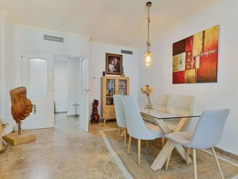 Exclusive apartment near the beach, and just 3 km from Puerto Banús, you will find a well-kept, quiet residential area that is perfectly connected to everything.