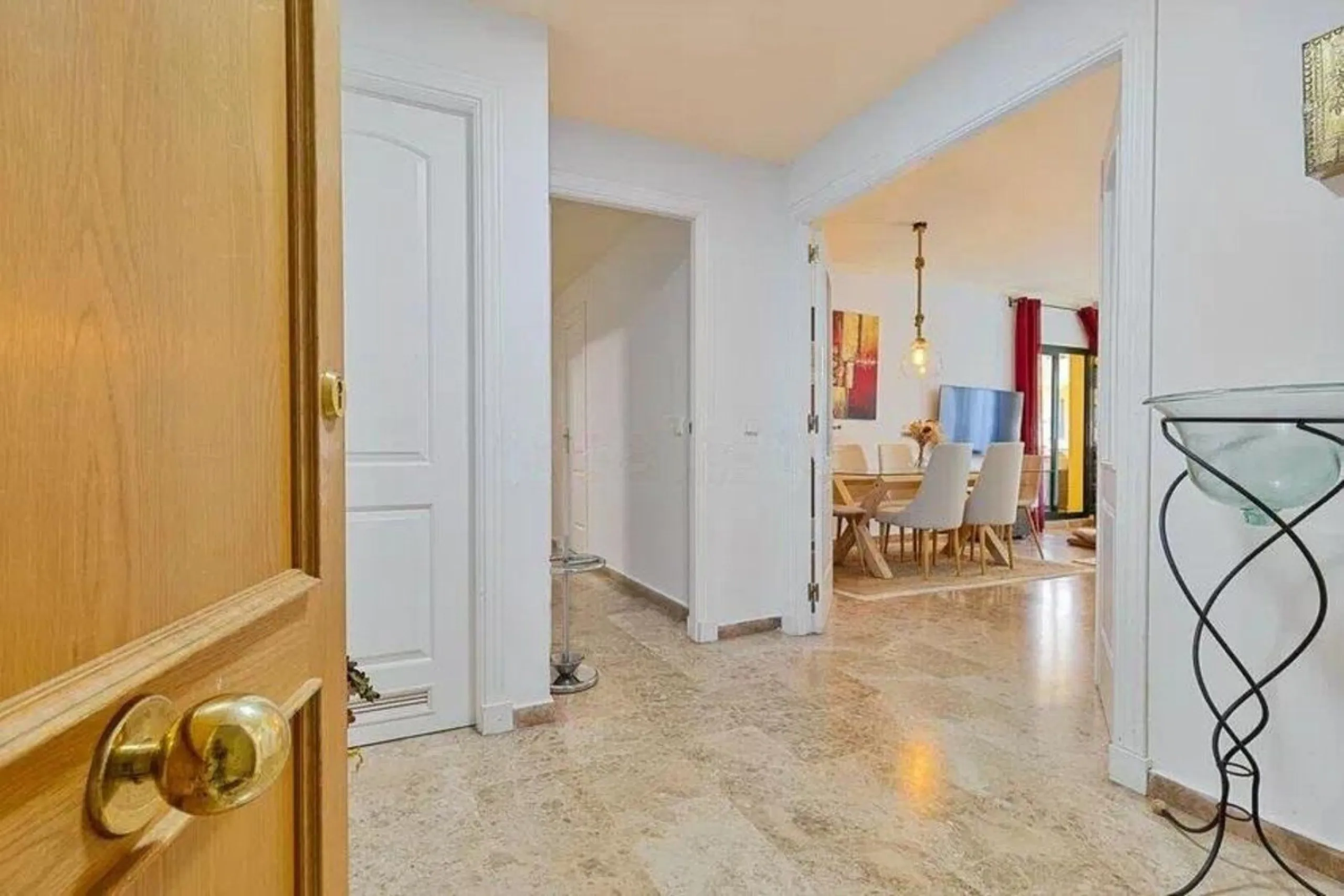 Exclusive apartment near the beach, and just 3 km from Puerto Banús, you will find a well-kept, quiet residential area that is perfectly connected to everything.