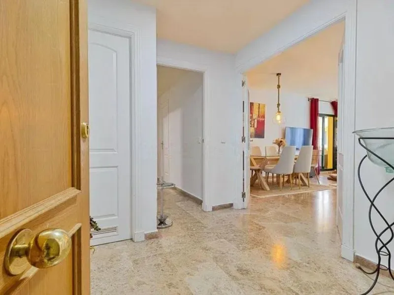 Exclusive apartment near the beach, and just 3 km from Puerto Banús, you will find a well-kept, quiet residential area that is perfectly connected to everything.