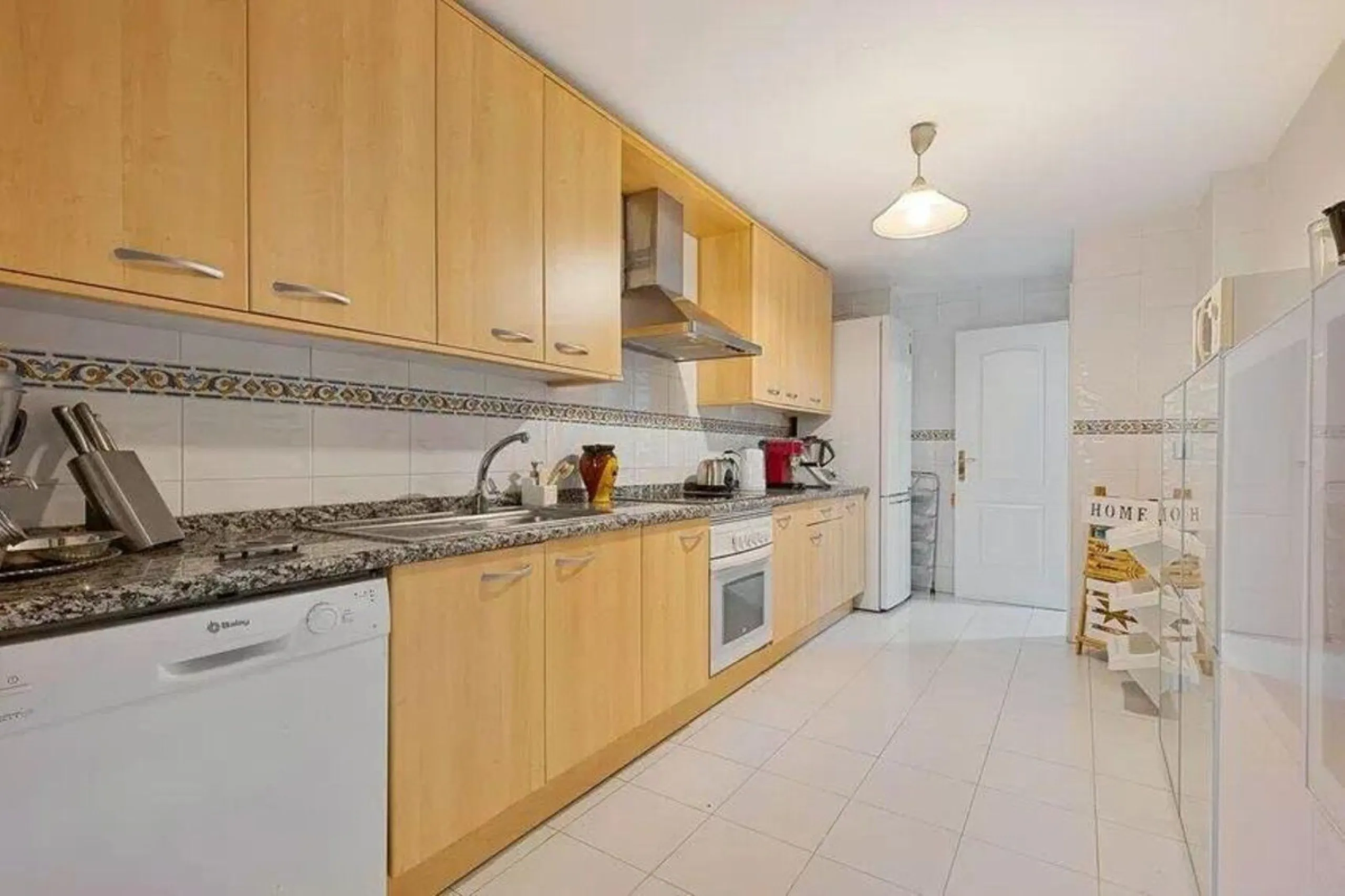 Exclusive apartment near the beach, and just 3 km from Puerto Banús, you will find a well-kept, quiet residential area that is perfectly connected to everything.