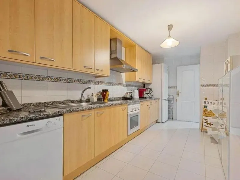 Exclusive apartment near the beach, and just 3 km from Puerto Banús, you will find a well-kept, quiet residential area that is perfectly connected to everything.