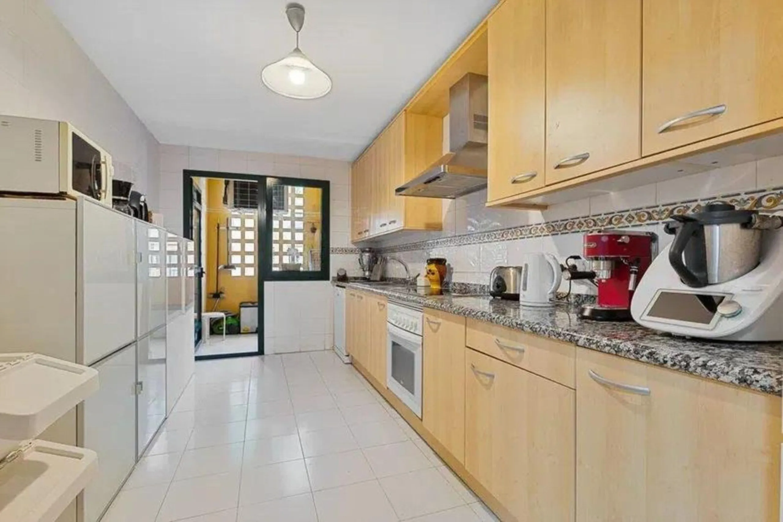 Exclusive apartment near the beach, and just 3 km from Puerto Banús, you will find a well-kept, quiet residential area that is perfectly connected to everything.