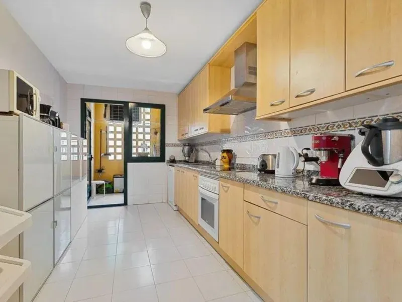 Exclusive apartment near the beach, and just 3 km from Puerto Banús, you will find a well-kept, quiet residential area that is perfectly connected to everything.