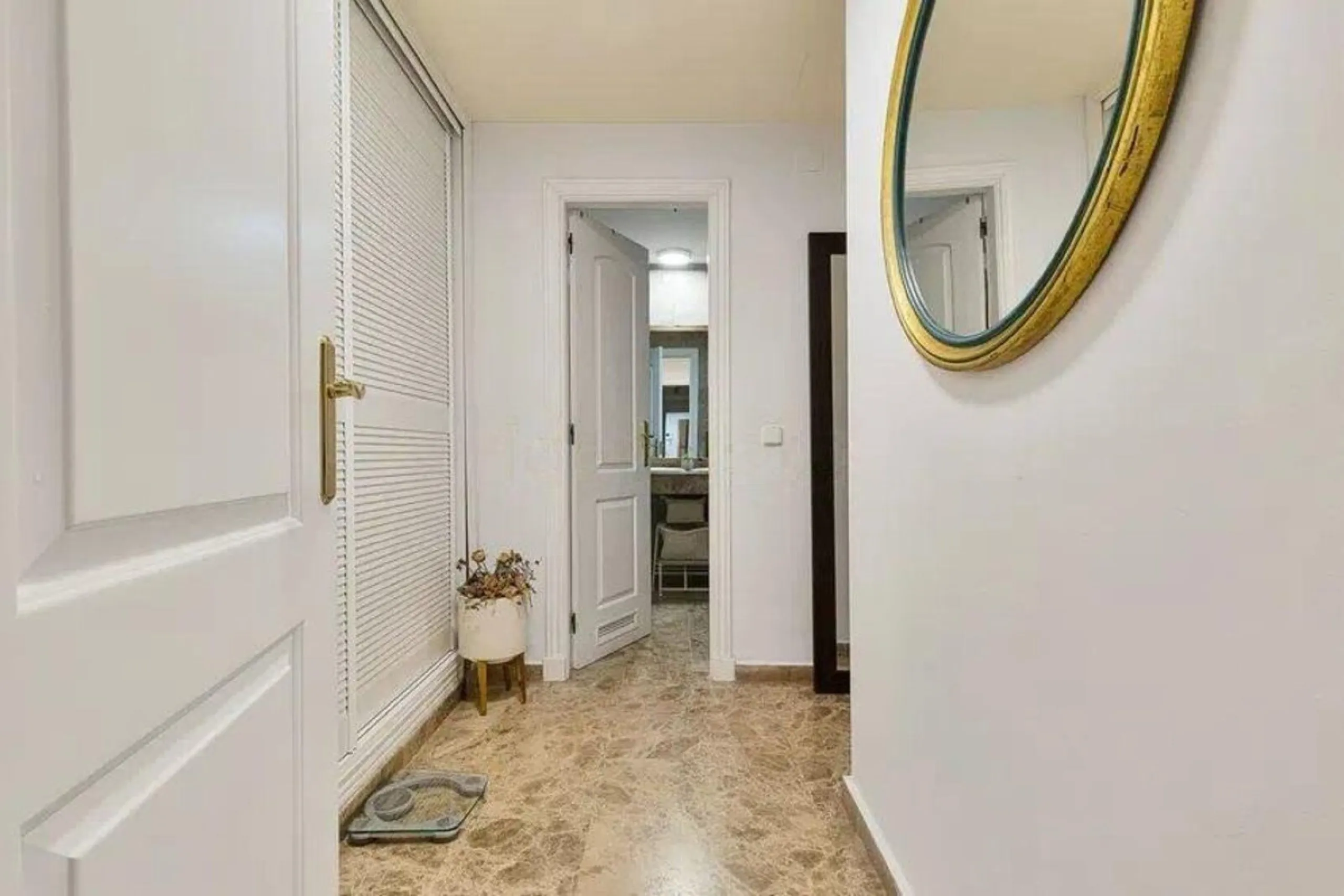Exclusive apartment near the beach, and just 3 km from Puerto Banús, you will find a well-kept, quiet residential area that is perfectly connected to everything.