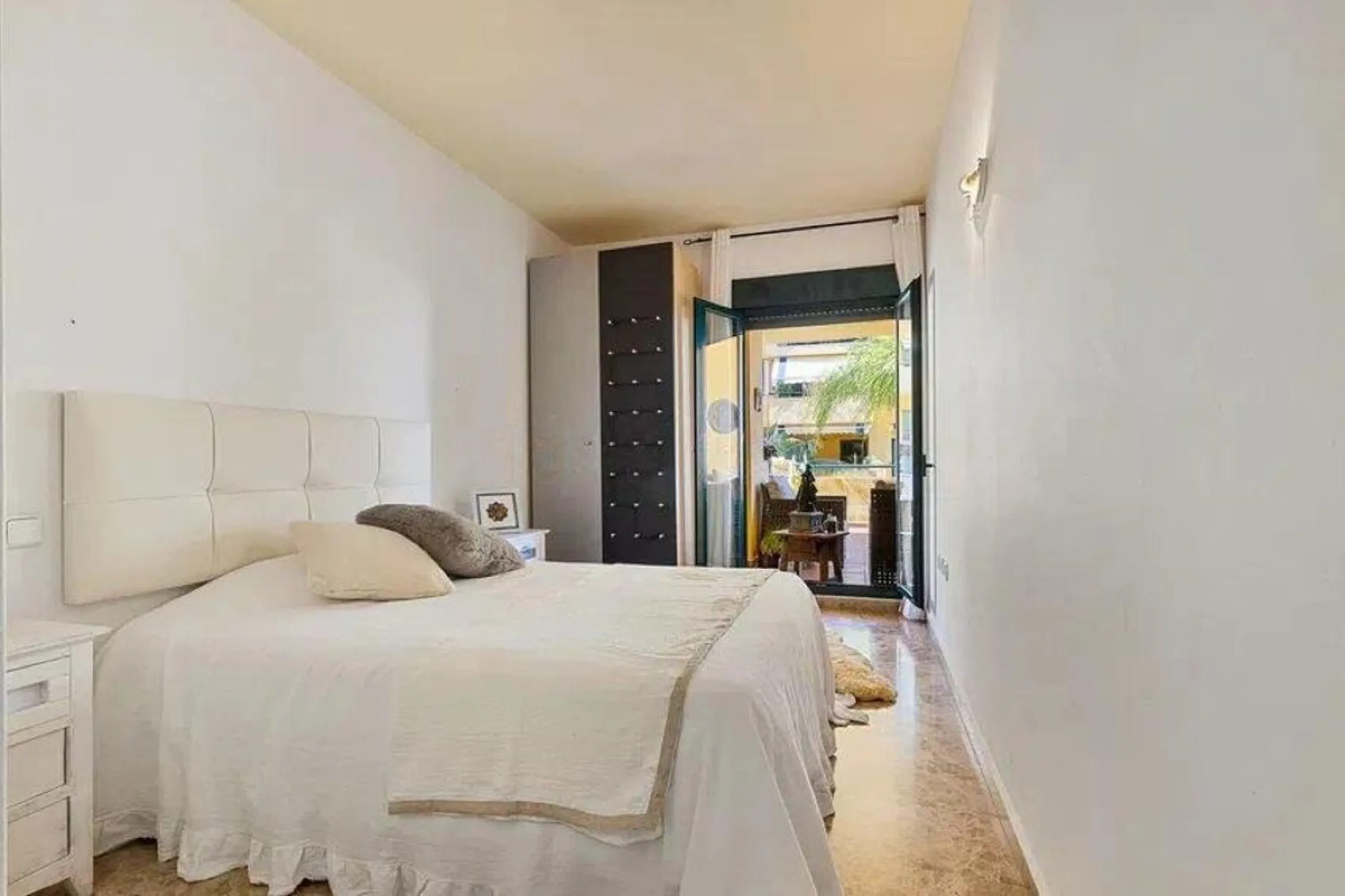 Exclusive apartment near the beach, and just 3 km from Puerto Banús, you will find a well-kept, quiet residential area that is perfectly connected to everything.