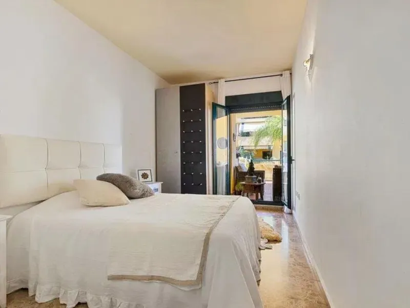 Exclusive apartment near the beach, and just 3 km from Puerto Banús, you will find a well-kept, quiet residential area that is perfectly connected to everything.