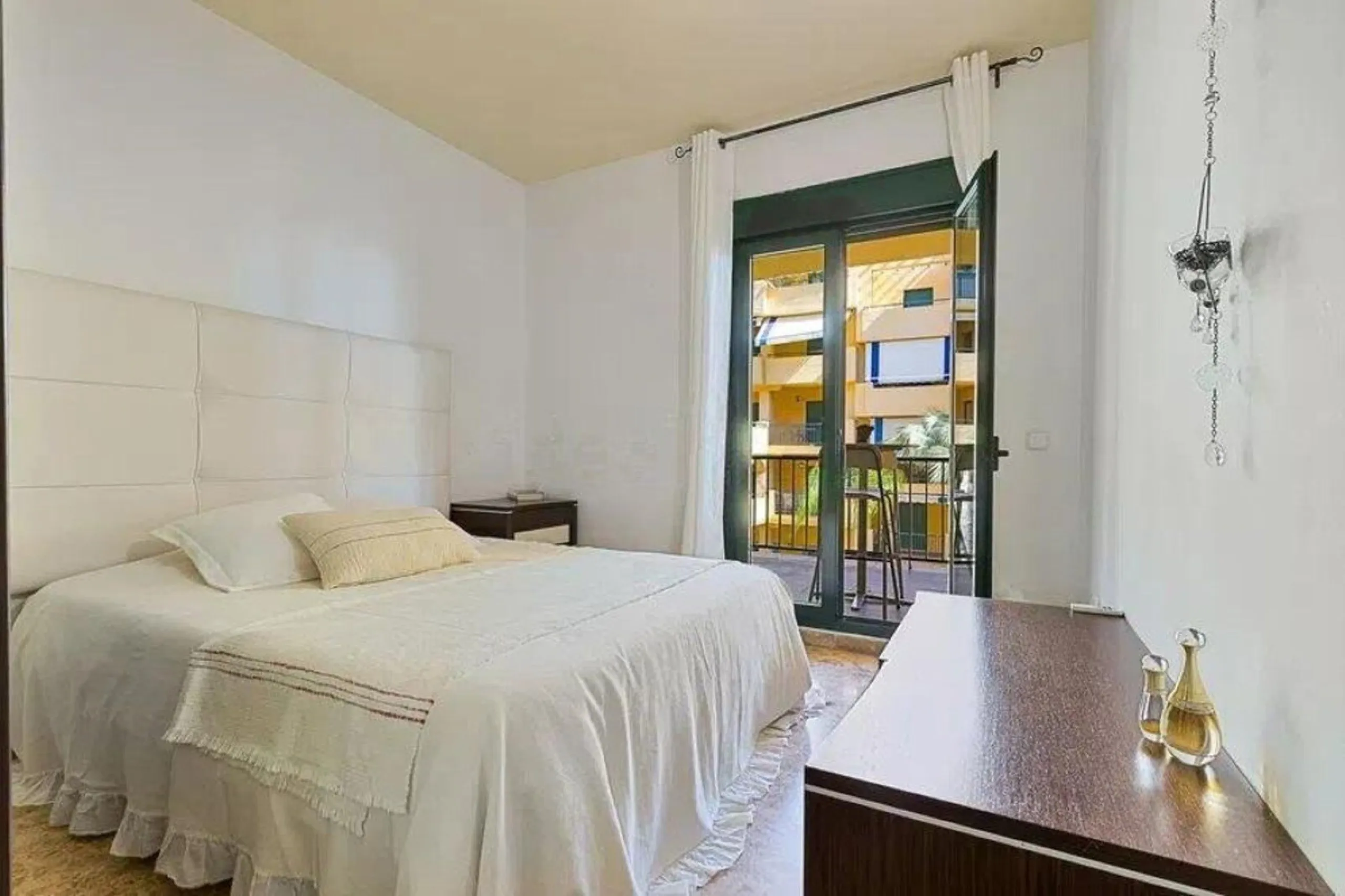 Exclusive apartment near the beach, and just 3 km from Puerto Banús, you will find a well-kept, quiet residential area that is perfectly connected to everything.