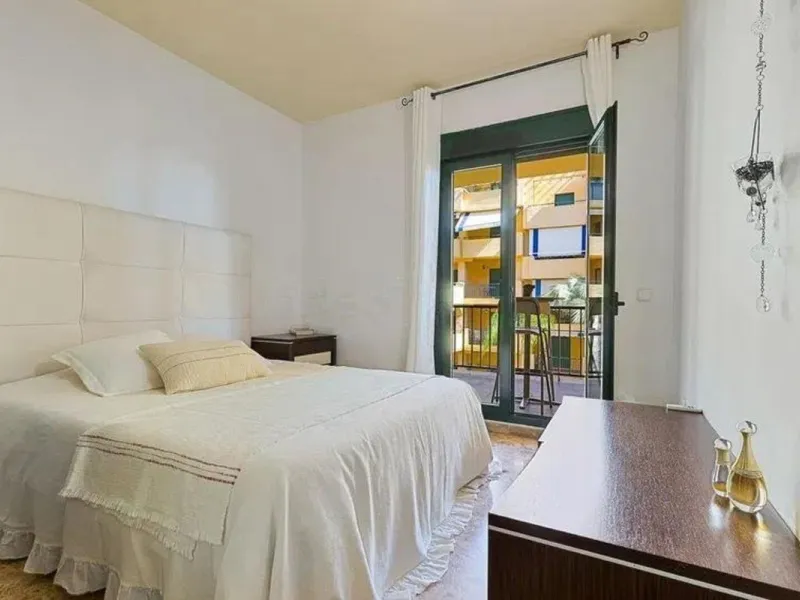 Exclusive apartment near the beach, and just 3 km from Puerto Banús, you will find a well-kept, quiet residential area that is perfectly connected to everything.