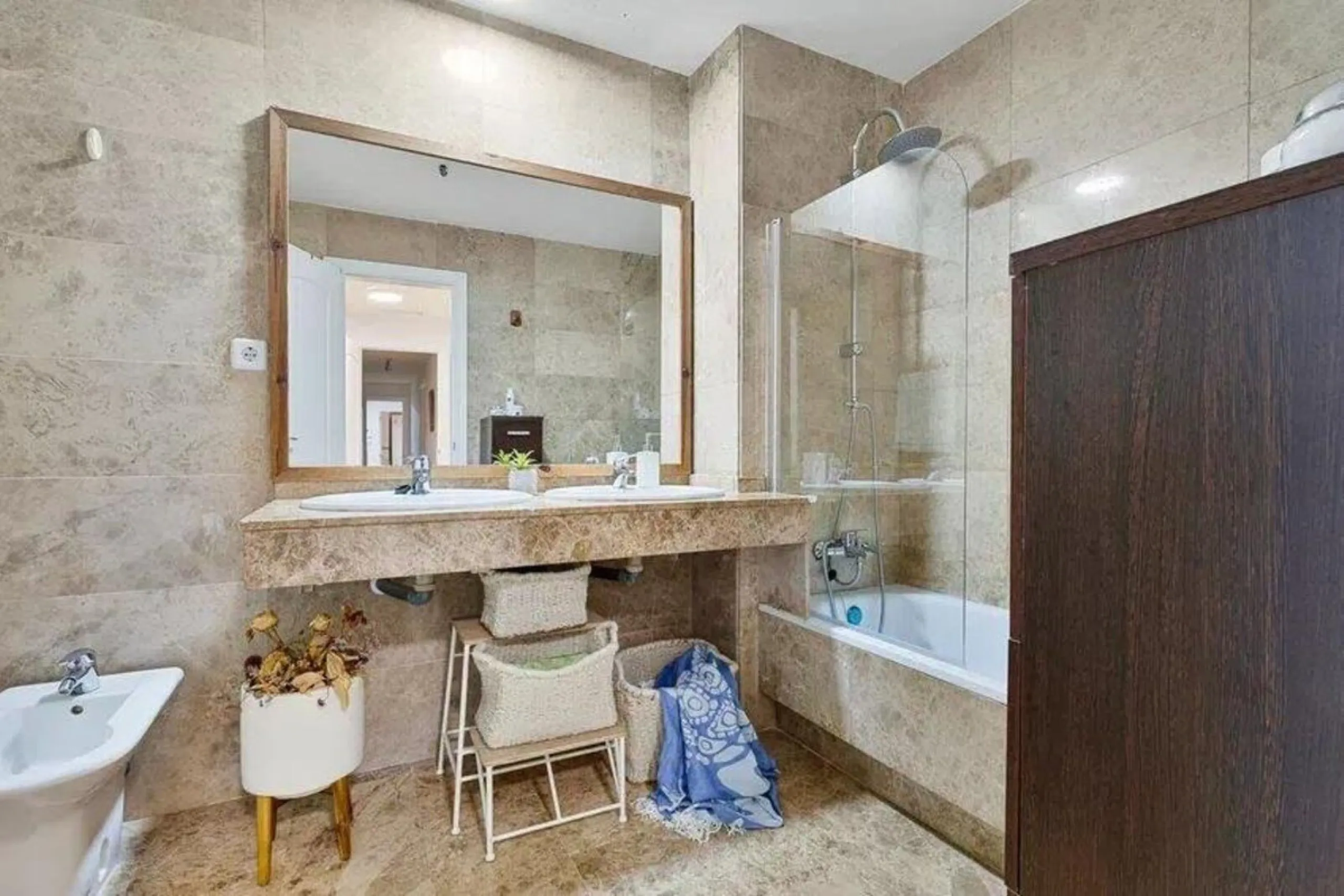 Exclusive apartment near the beach, and just 3 km from Puerto Banús, you will find a well-kept, quiet residential area that is perfectly connected to everything.