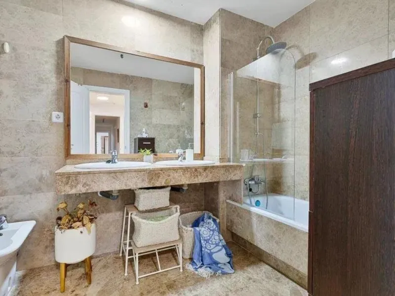 Exclusive apartment near the beach, and just 3 km from Puerto Banús, you will find a well-kept, quiet residential area that is perfectly connected to everything.