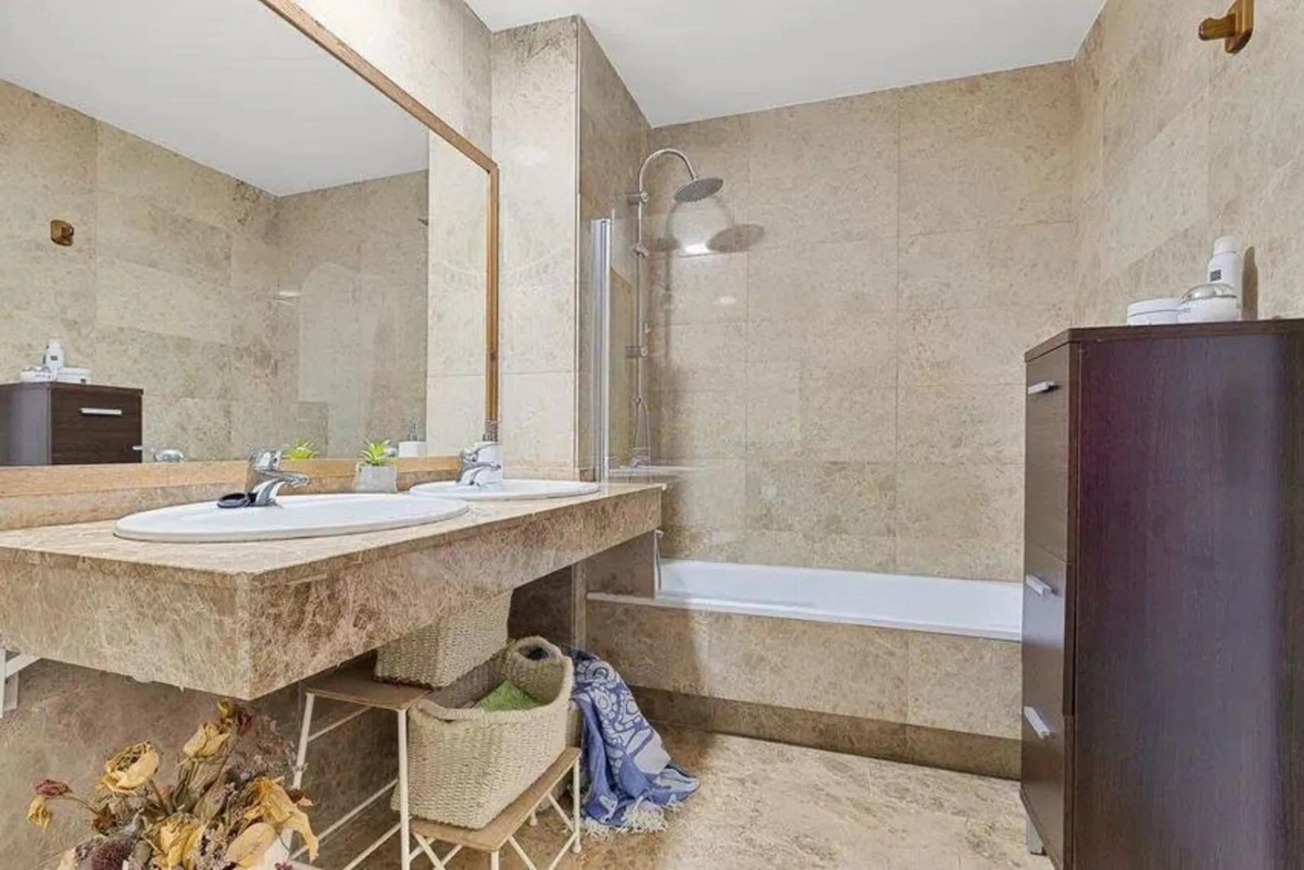 Exclusive apartment near the beach, and just 3 km from Puerto Banús, you will find a well-kept, quiet residential area that is perfectly connected to everything.
