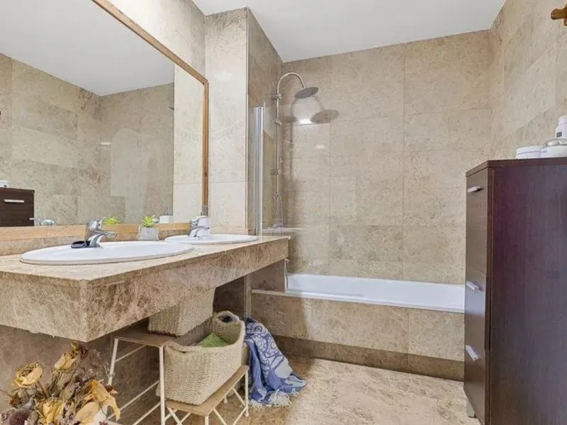 Exclusive apartment near the beach, and just 3 km from Puerto Banús, you will find a well-kept, quiet residential area that is perfectly connected to everything.