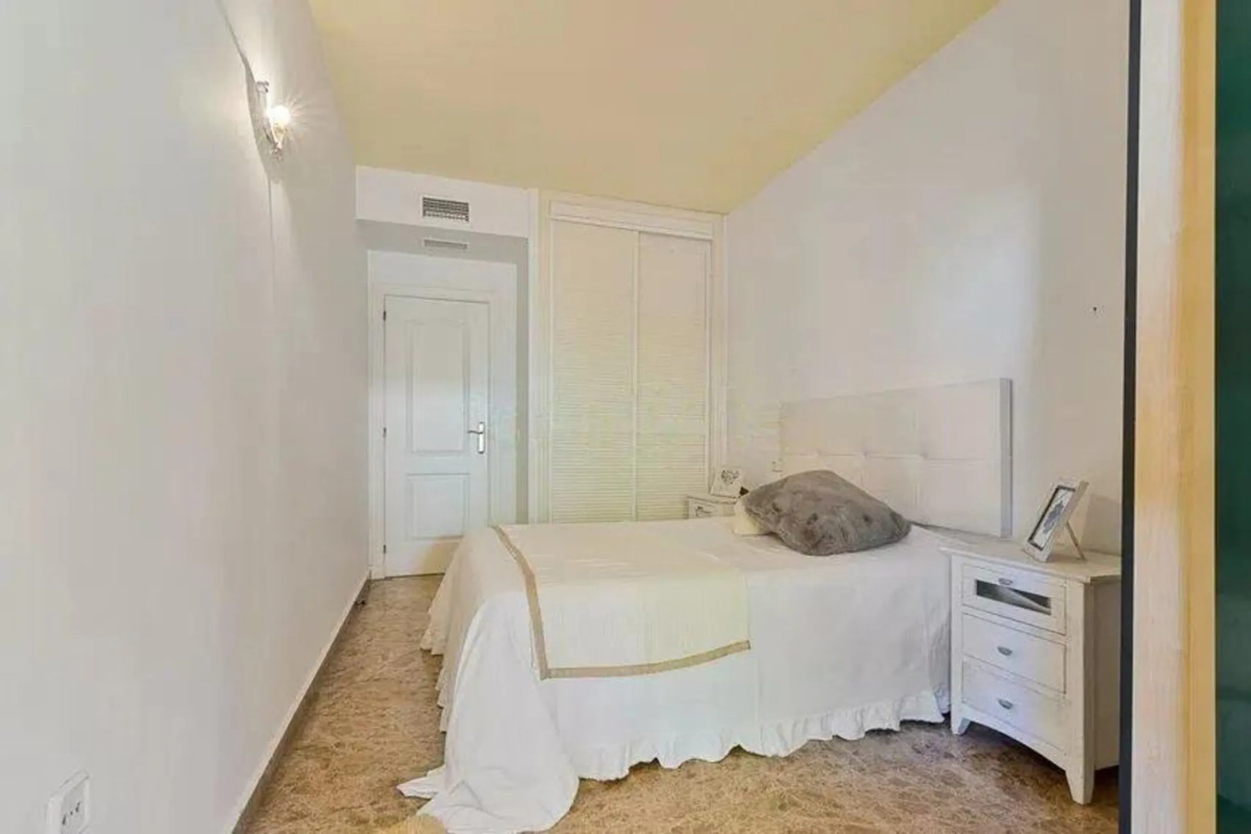 Exclusive apartment near the beach, and just 3 km from Puerto Banús, you will find a well-kept, quiet residential area that is perfectly connected to everything.