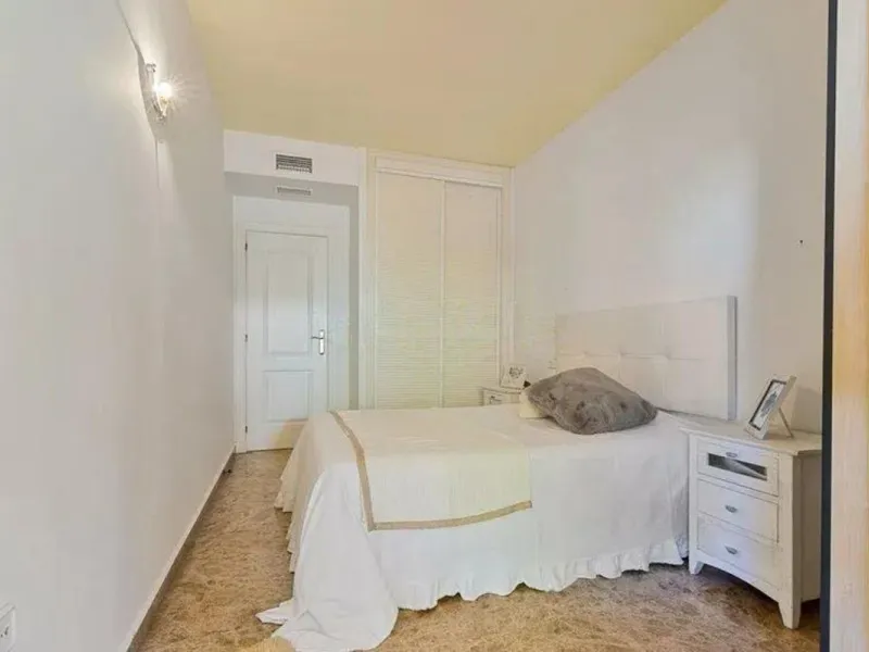 Exclusive apartment near the beach, and just 3 km from Puerto Banús, you will find a well-kept, quiet residential area that is perfectly connected to everything.