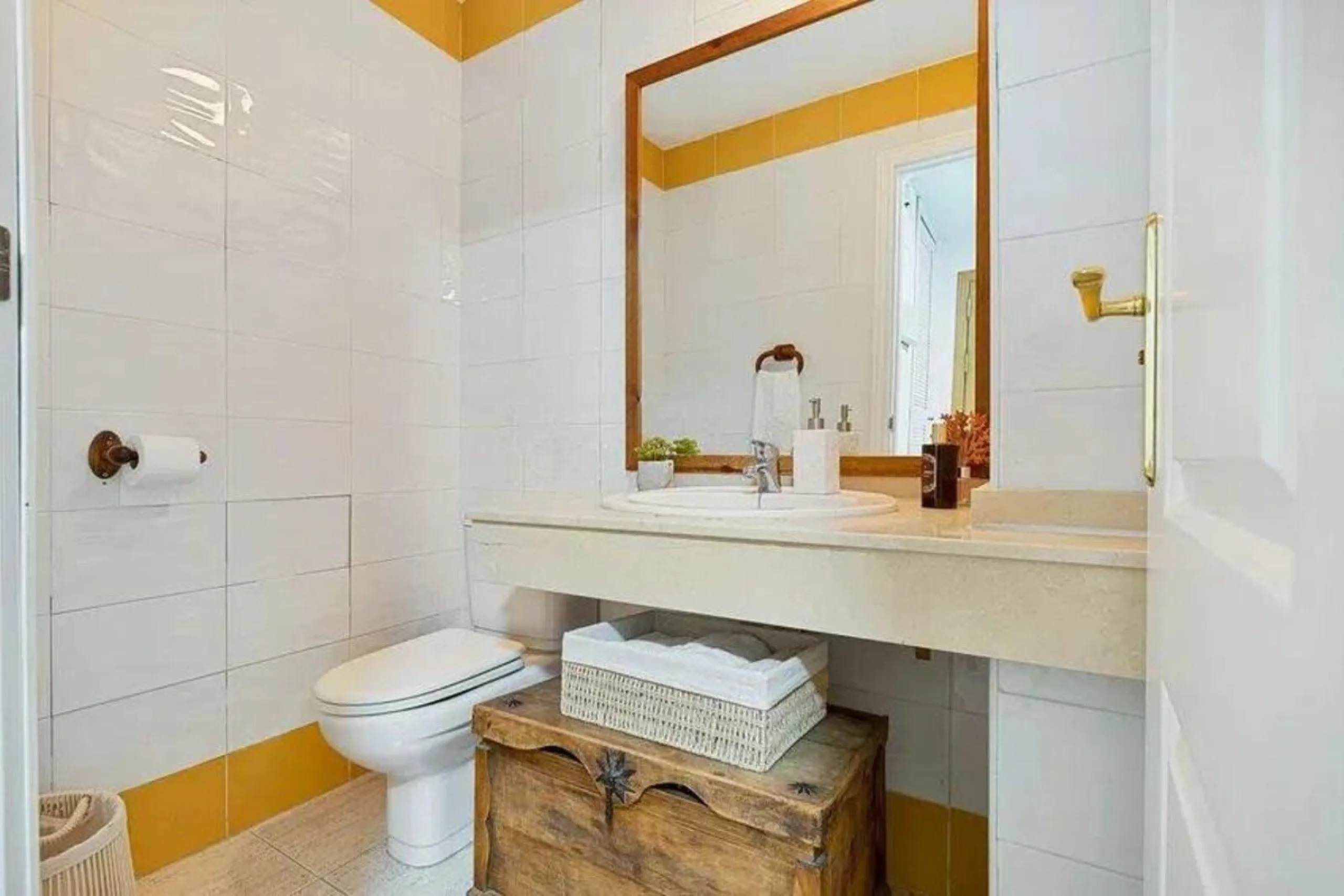 Exclusive apartment near the beach, and just 3 km from Puerto Banús, you will find a well-kept, quiet residential area that is perfectly connected to everything.