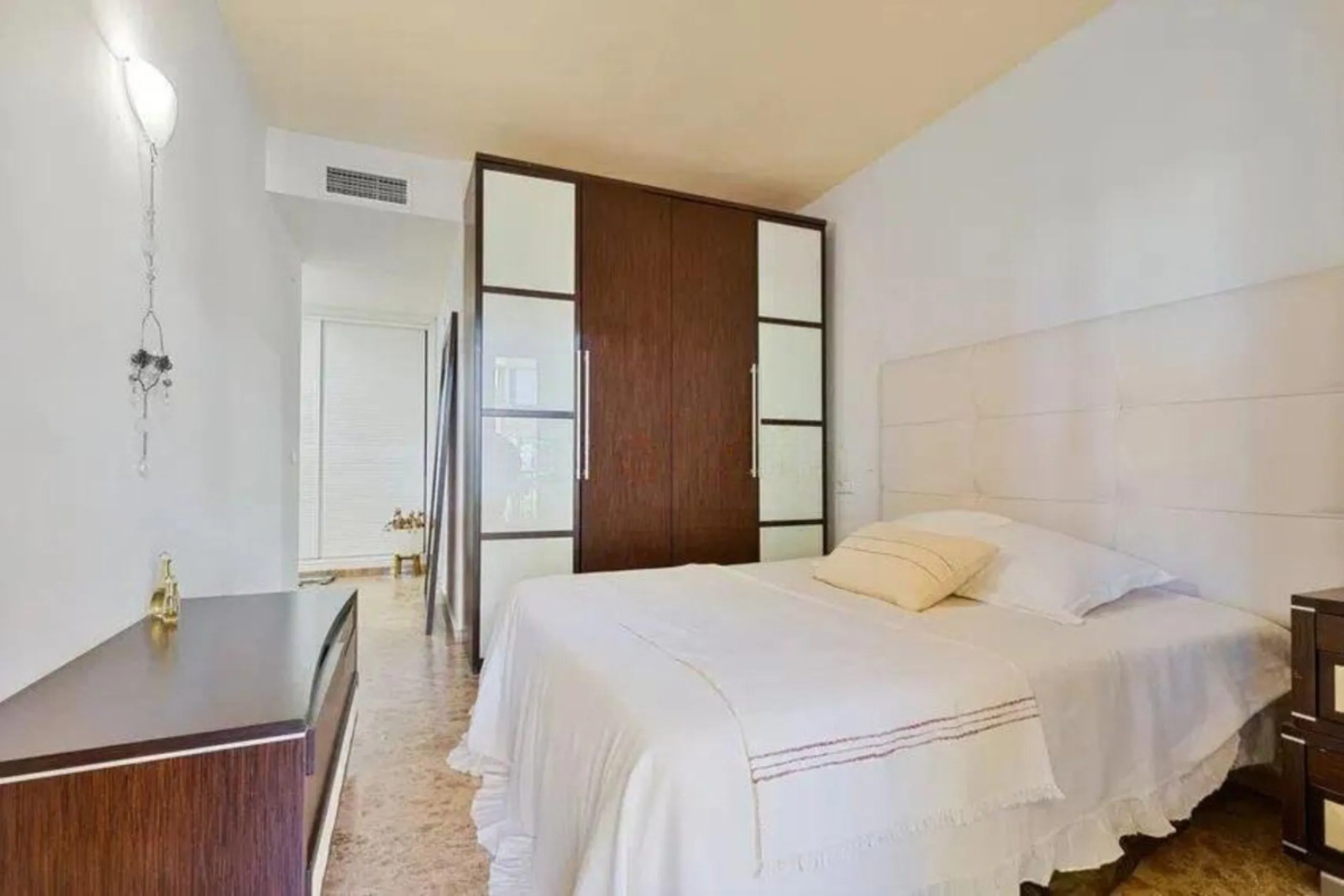 Exclusive apartment near the beach, and just 3 km from Puerto Banús, you will find a well-kept, quiet residential area that is perfectly connected to everything.