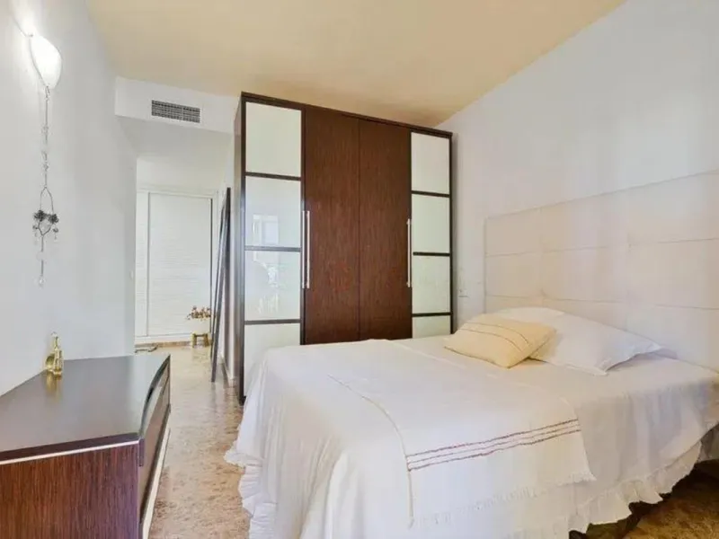 Exclusive apartment near the beach, and just 3 km from Puerto Banús, you will find a well-kept, quiet residential area that is perfectly connected to everything.