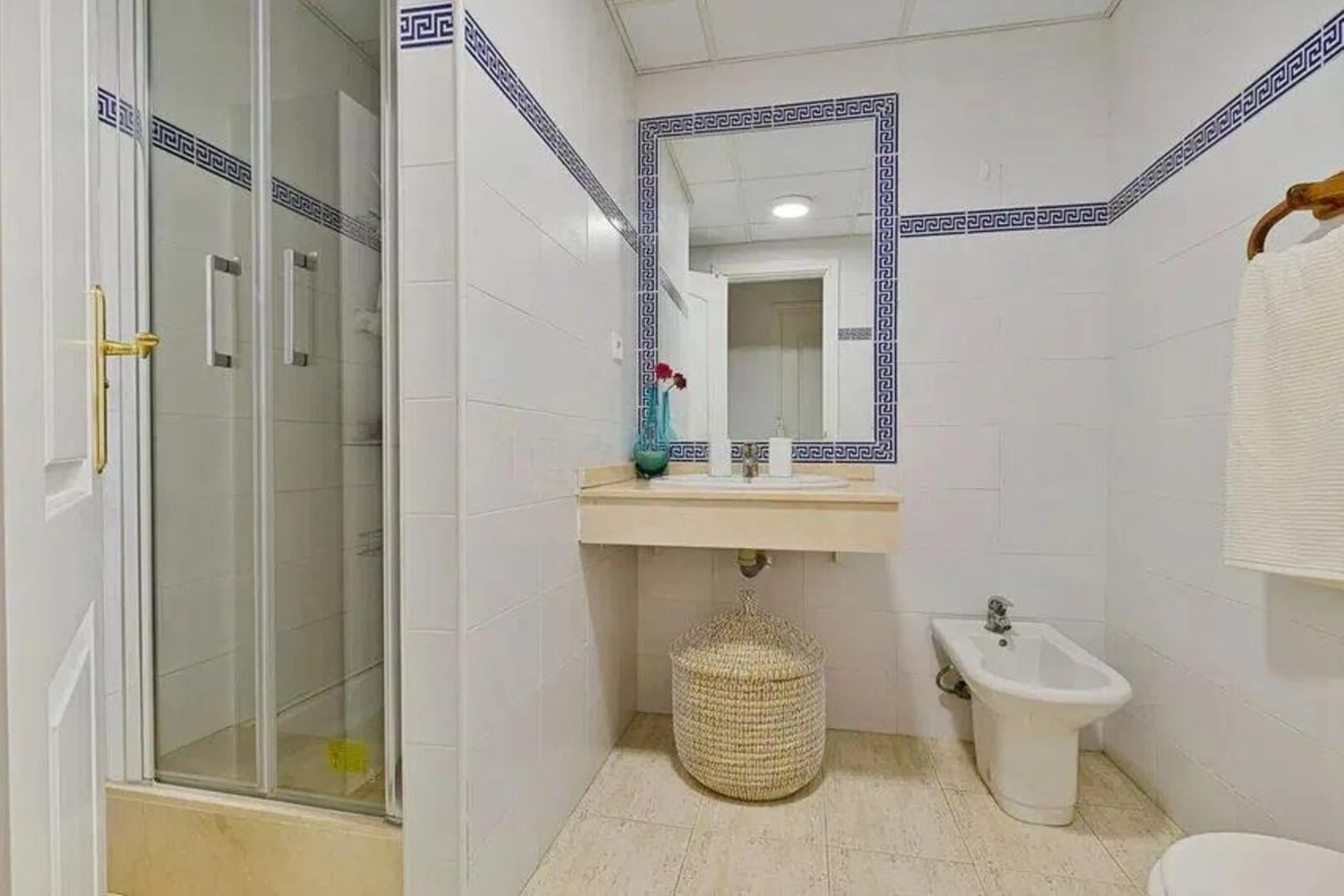 Exclusive apartment near the beach, and just 3 km from Puerto Banús, you will find a well-kept, quiet residential area that is perfectly connected to everything.