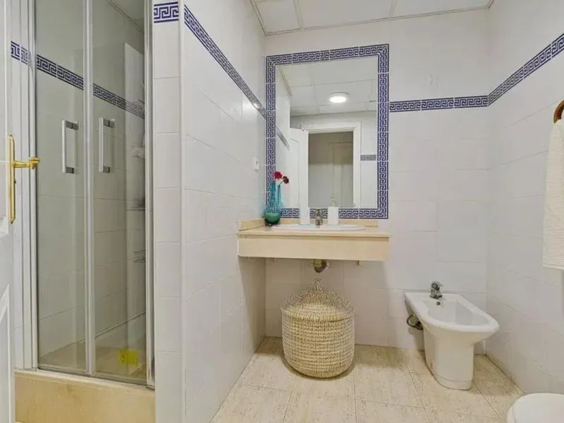 Exclusive apartment near the beach, and just 3 km from Puerto Banús, you will find a well-kept, quiet residential area that is perfectly connected to everything.
