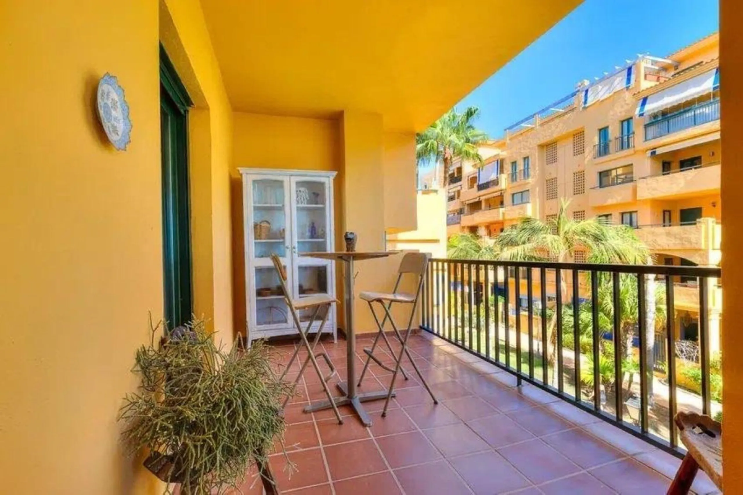 Exclusive apartment near the beach, and just 3 km from Puerto Banús, you will find a well-kept, quiet residential area that is perfectly connected to everything.