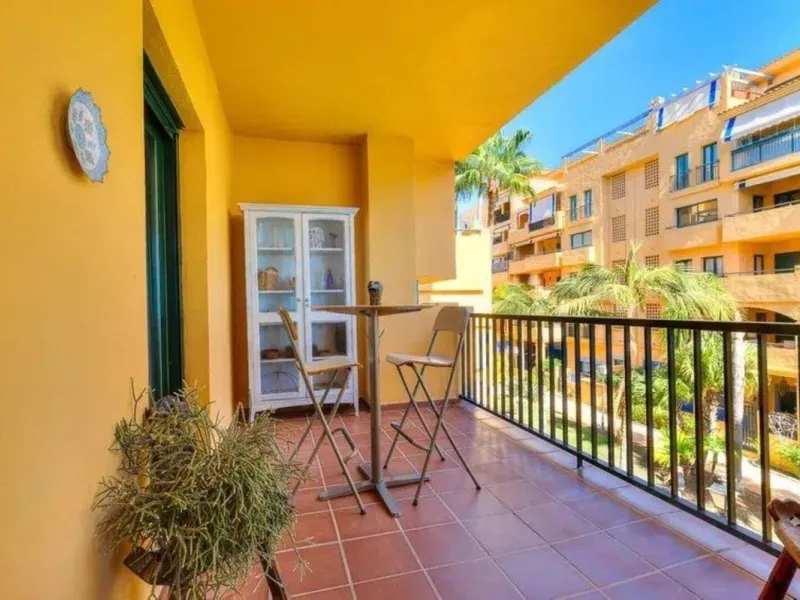 Exclusive apartment near the beach, and just 3 km from Puerto Banús, you will find a well-kept, quiet residential area that is perfectly connected to everything.
