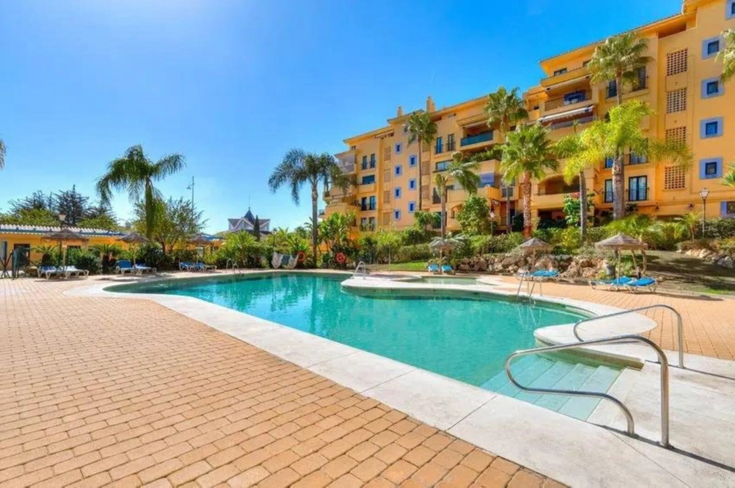 Exclusive apartment near the beach, and just 3 km from Puerto Banús, you will find a well-kept, quiet residential area that is perfectly connected to everything.