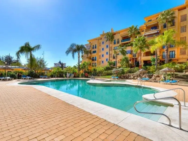 Exclusive apartment near the beach, and just 3 km from Puerto Banús, you will find a well-kept, quiet residential area that is perfectly connected to everything.