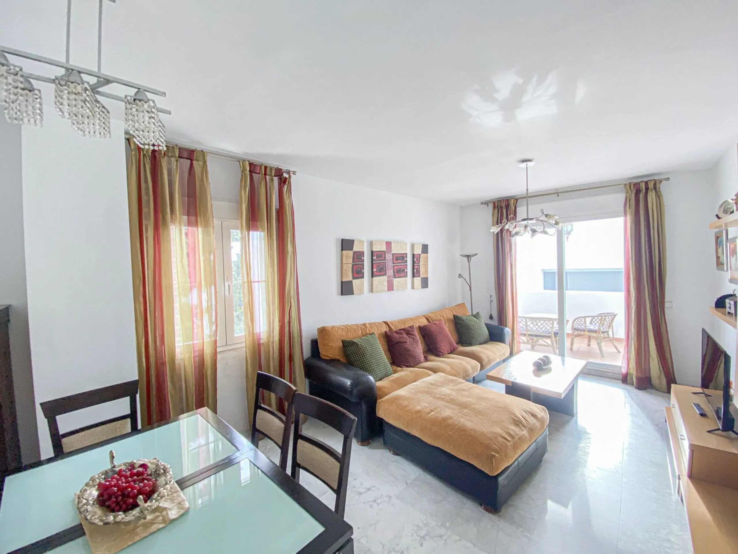 We present this exclusive duplex penthouse located in one of the most prestigious communities on Marbella's Golden Mile. (Marbella Real)