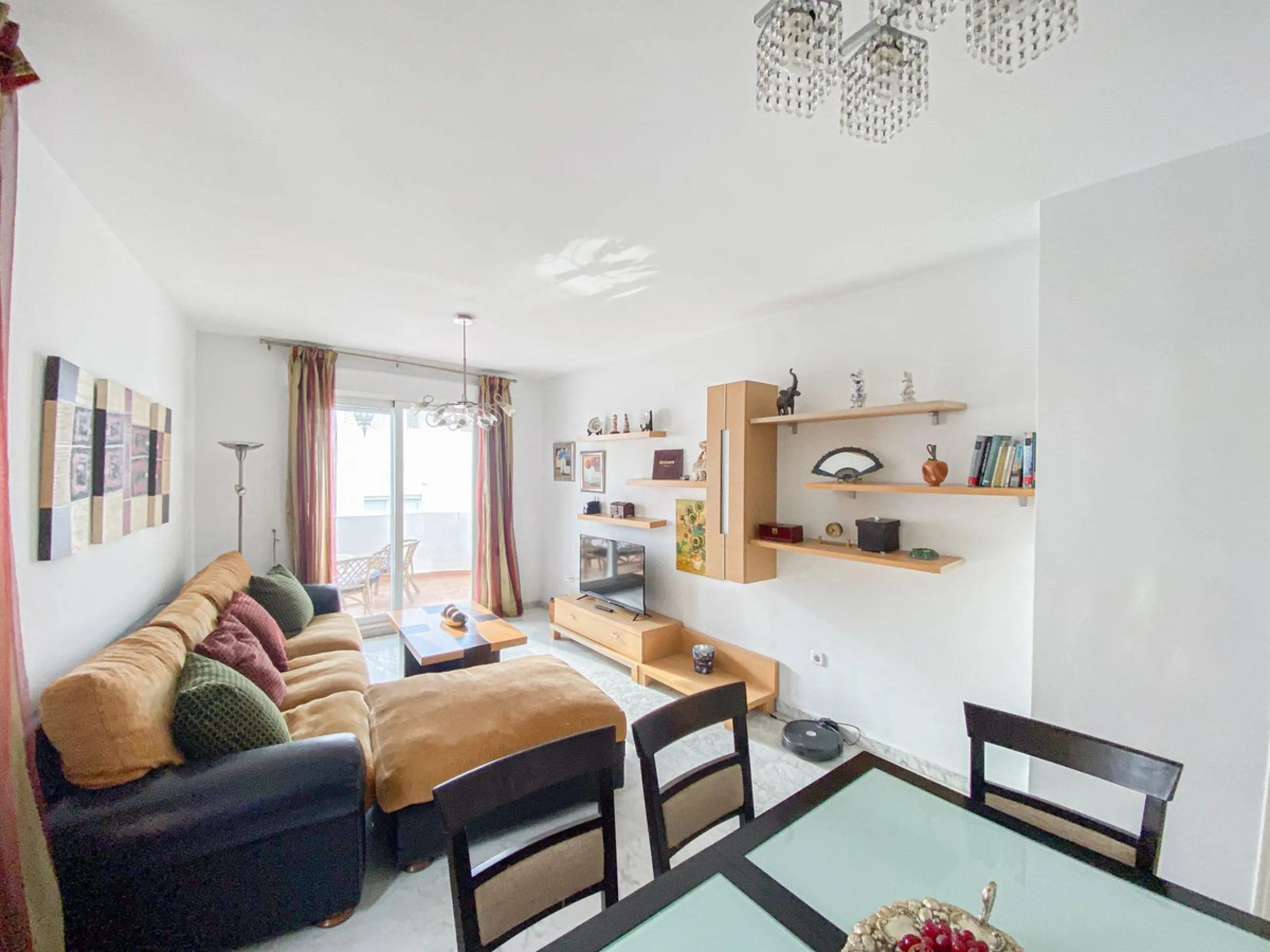 We present this exclusive duplex penthouse located in one of the most prestigious communities on Marbella's Golden Mile. (Marbella Real)