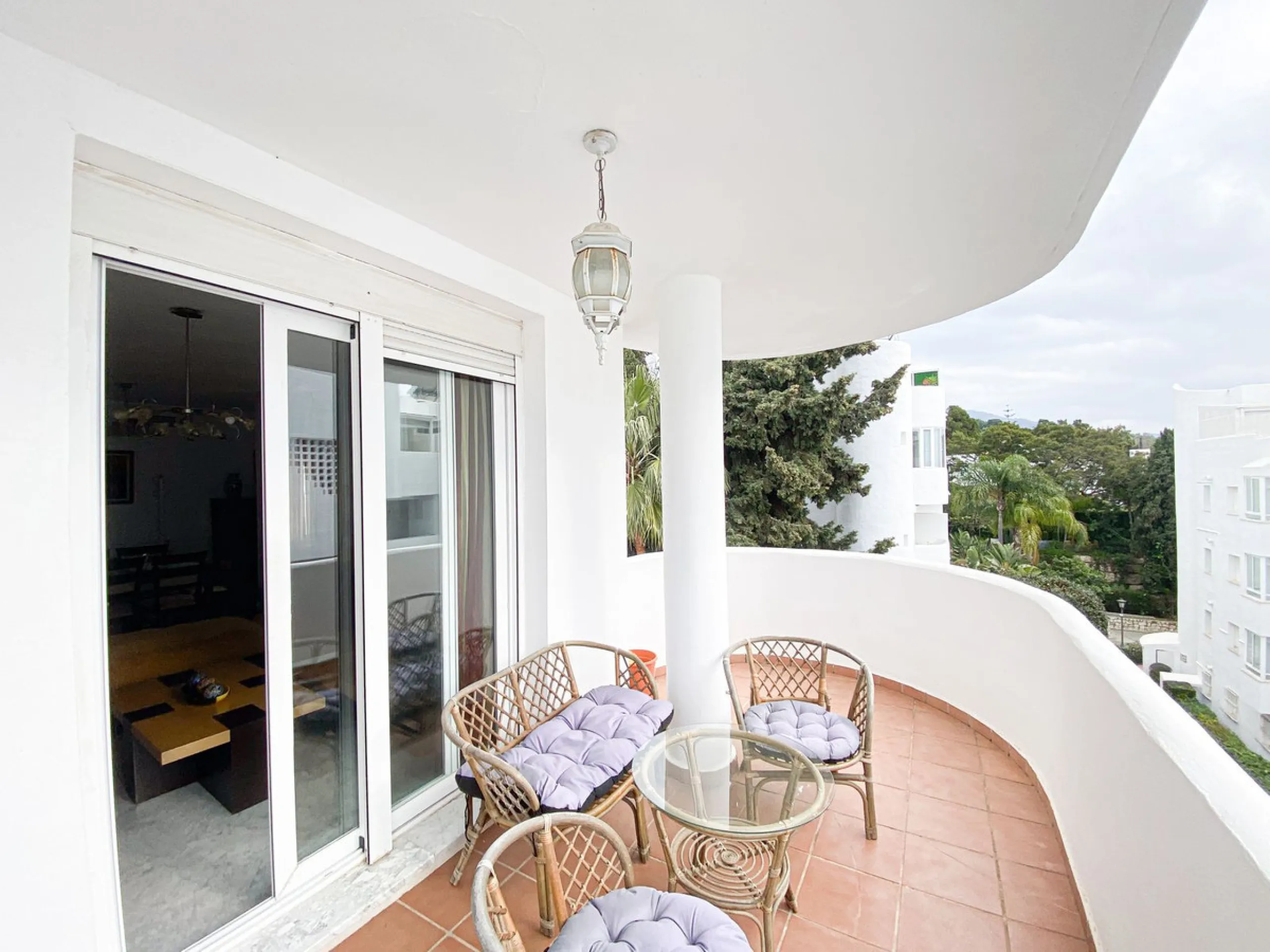 We present this exclusive duplex penthouse located in one of the most prestigious communities on Marbella's Golden Mile. (Marbella Real)