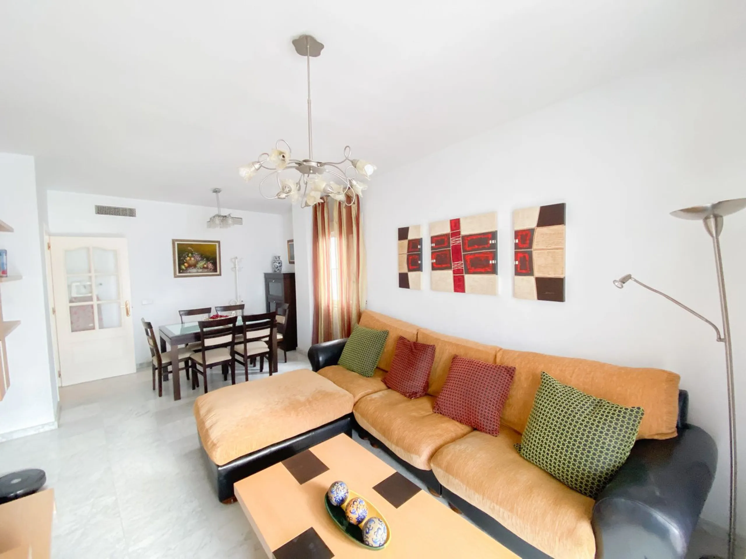 We present this exclusive duplex penthouse located in one of the most prestigious communities on Marbella's Golden Mile. (Marbella Real)