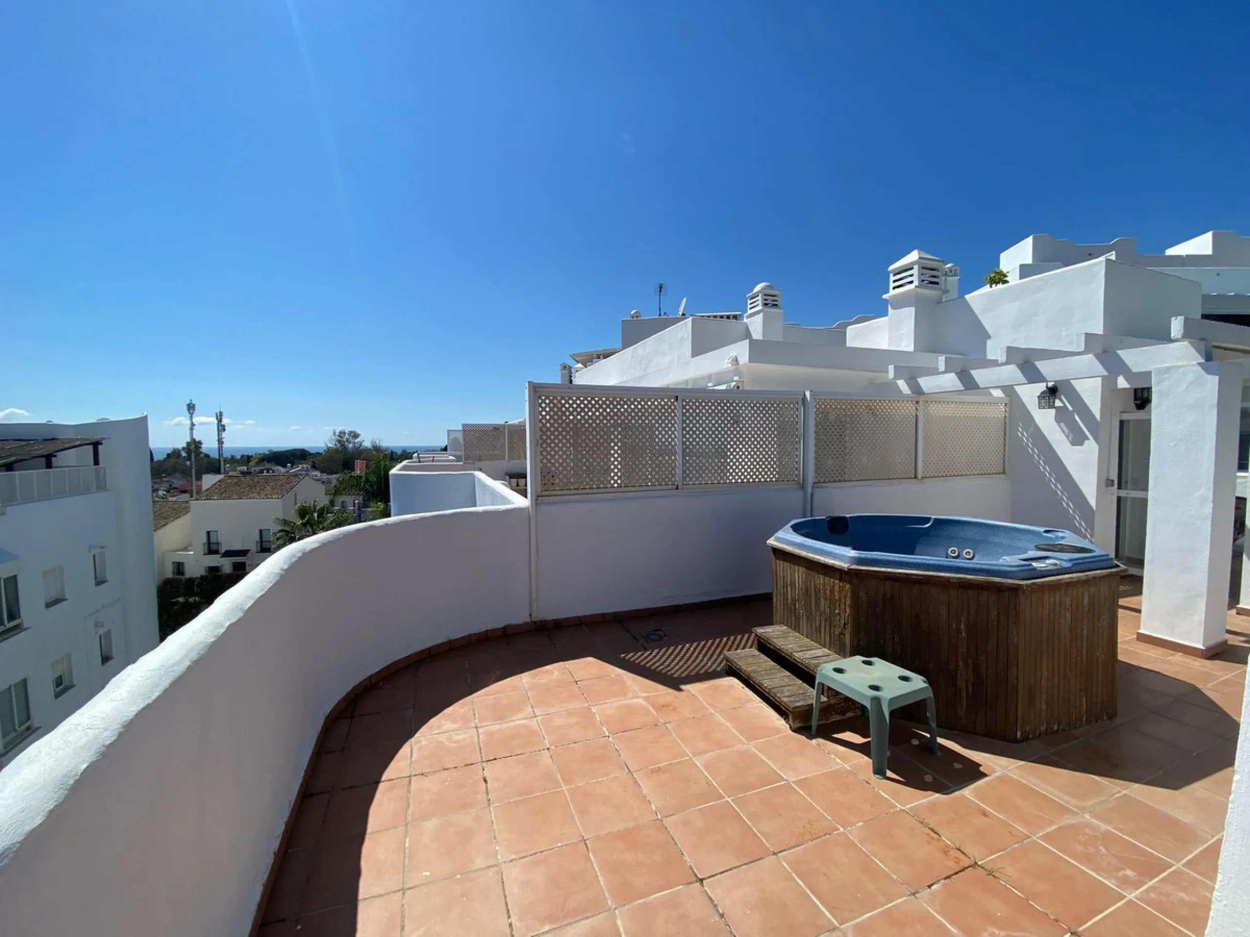 We present this exclusive duplex penthouse located in one of the most prestigious communities on Marbella's Golden Mile. (Marbella Real)
