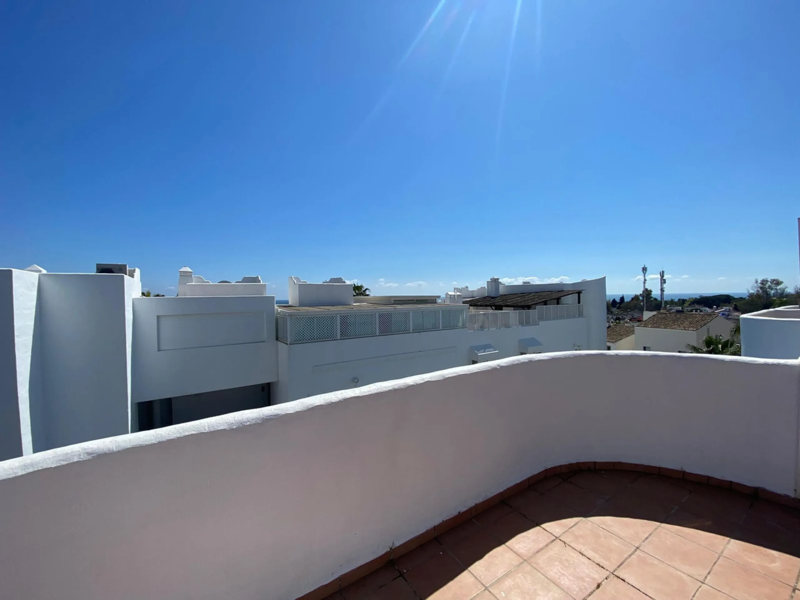 We present this exclusive duplex penthouse located in one of the most prestigious communities on Marbella's Golden Mile. (Marbella Real)