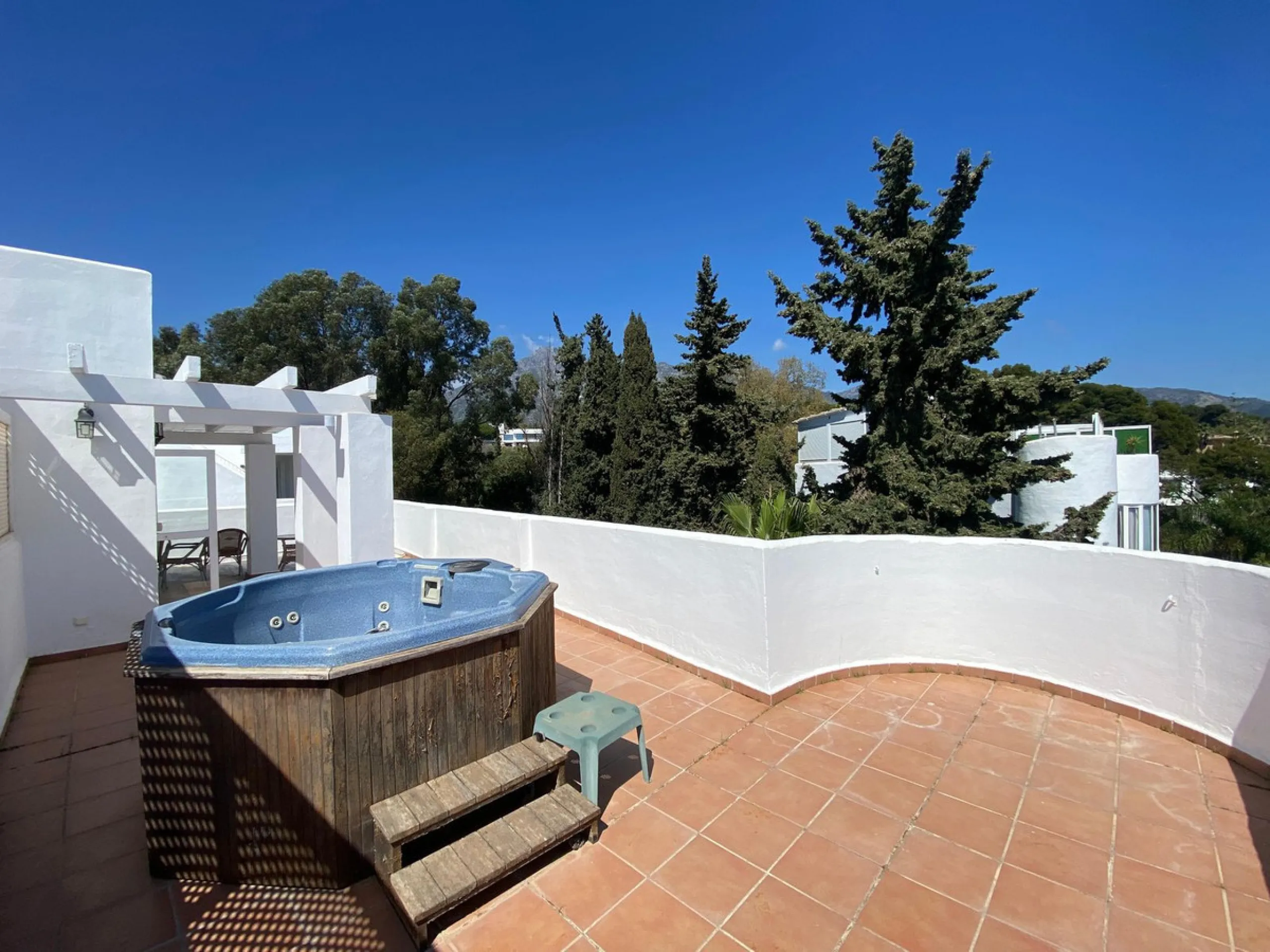 We present this exclusive duplex penthouse located in one of the most prestigious communities on Marbella's Golden Mile. (Marbella Real)