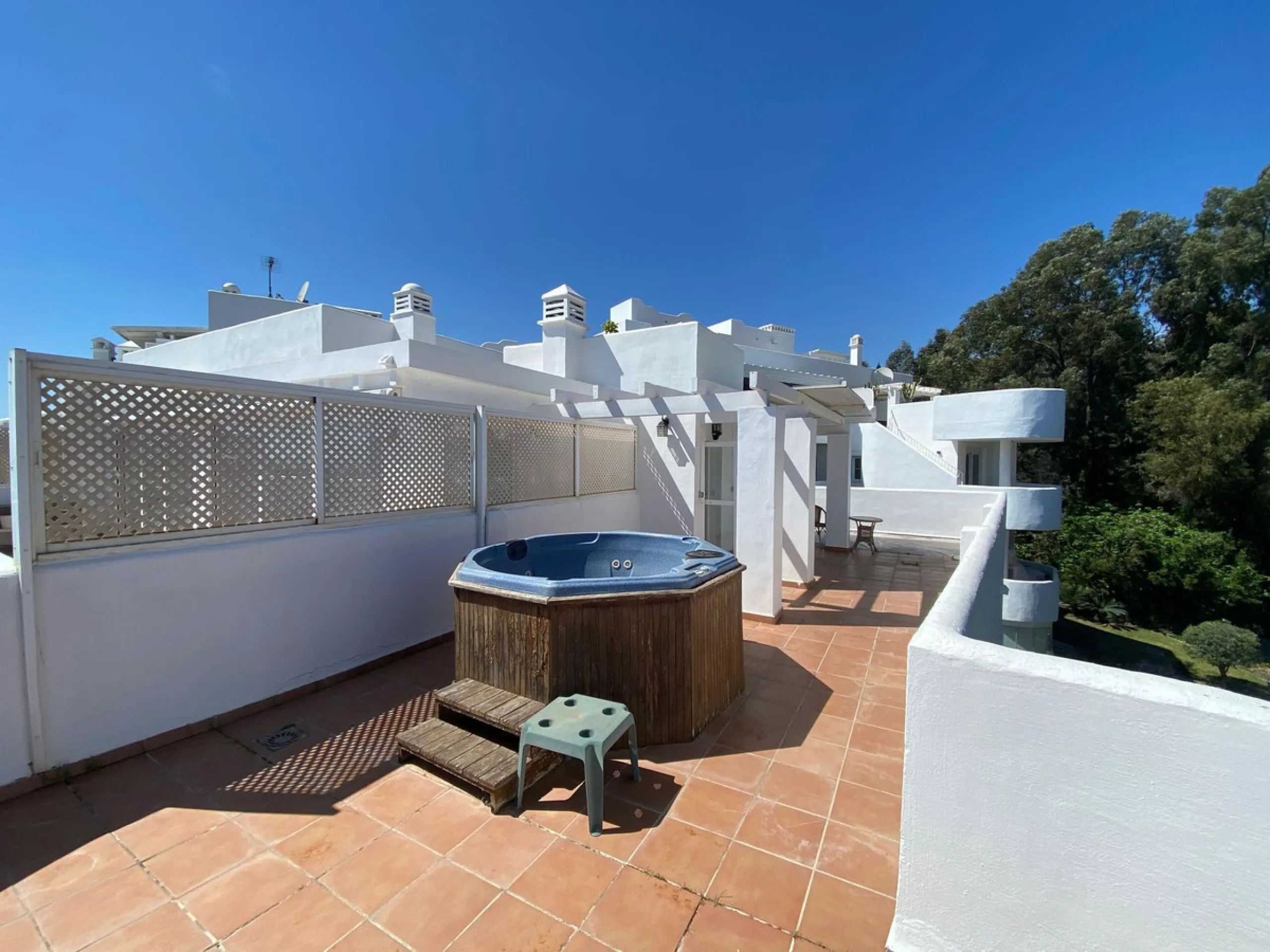 We present this exclusive duplex penthouse located in one of the most prestigious communities on Marbella's Golden Mile. (Marbella Real)