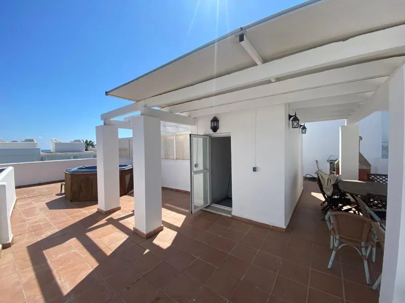 We present this exclusive duplex penthouse located in one of the most prestigious communities on Marbella's Golden Mile. (Marbella Real)