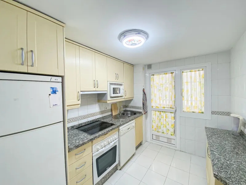 We present this exclusive duplex penthouse located in one of the most prestigious communities on Marbella's Golden Mile. (Marbella Real)