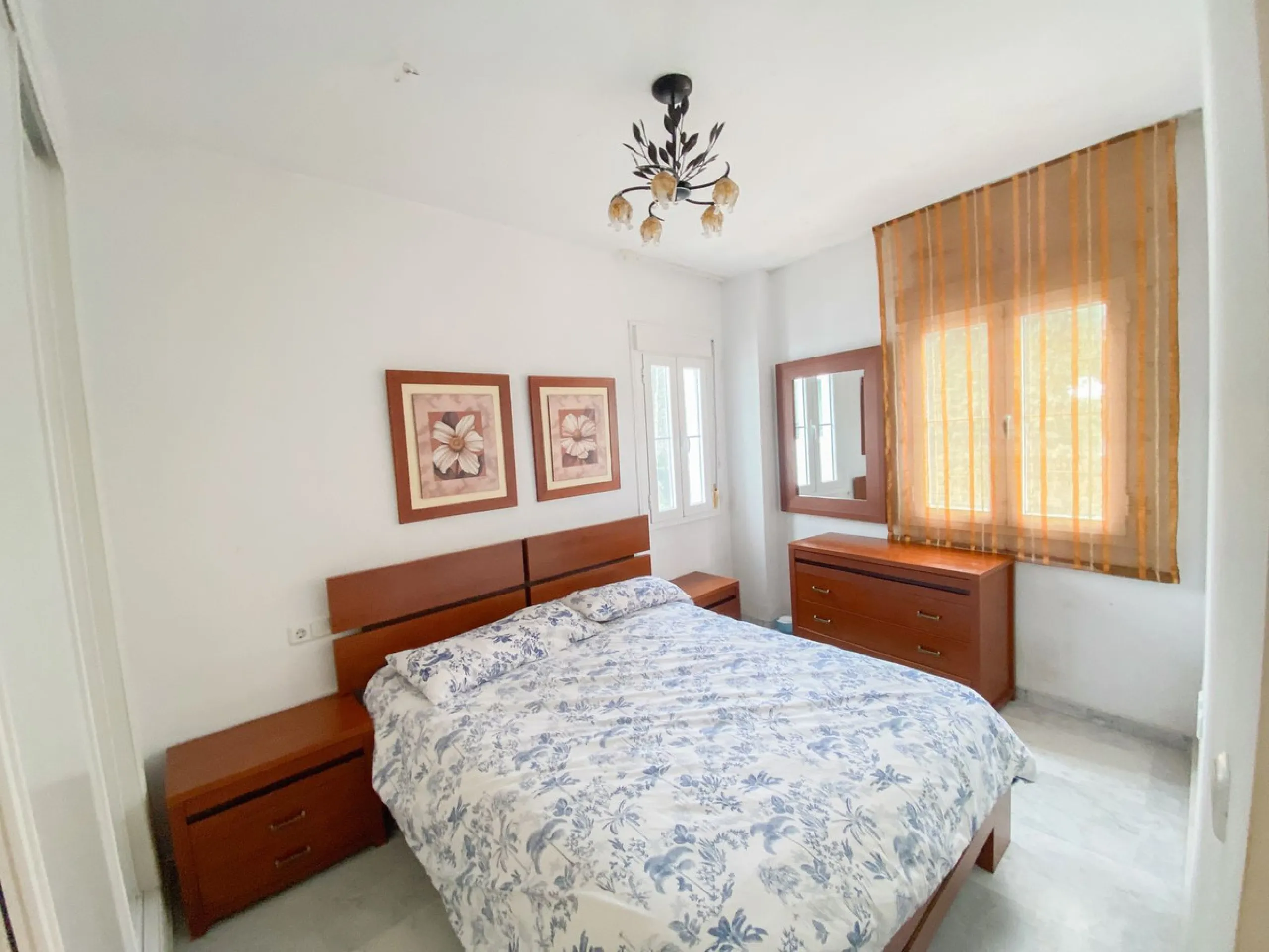 We present this exclusive duplex penthouse located in one of the most prestigious communities on Marbella's Golden Mile. (Marbella Real)
