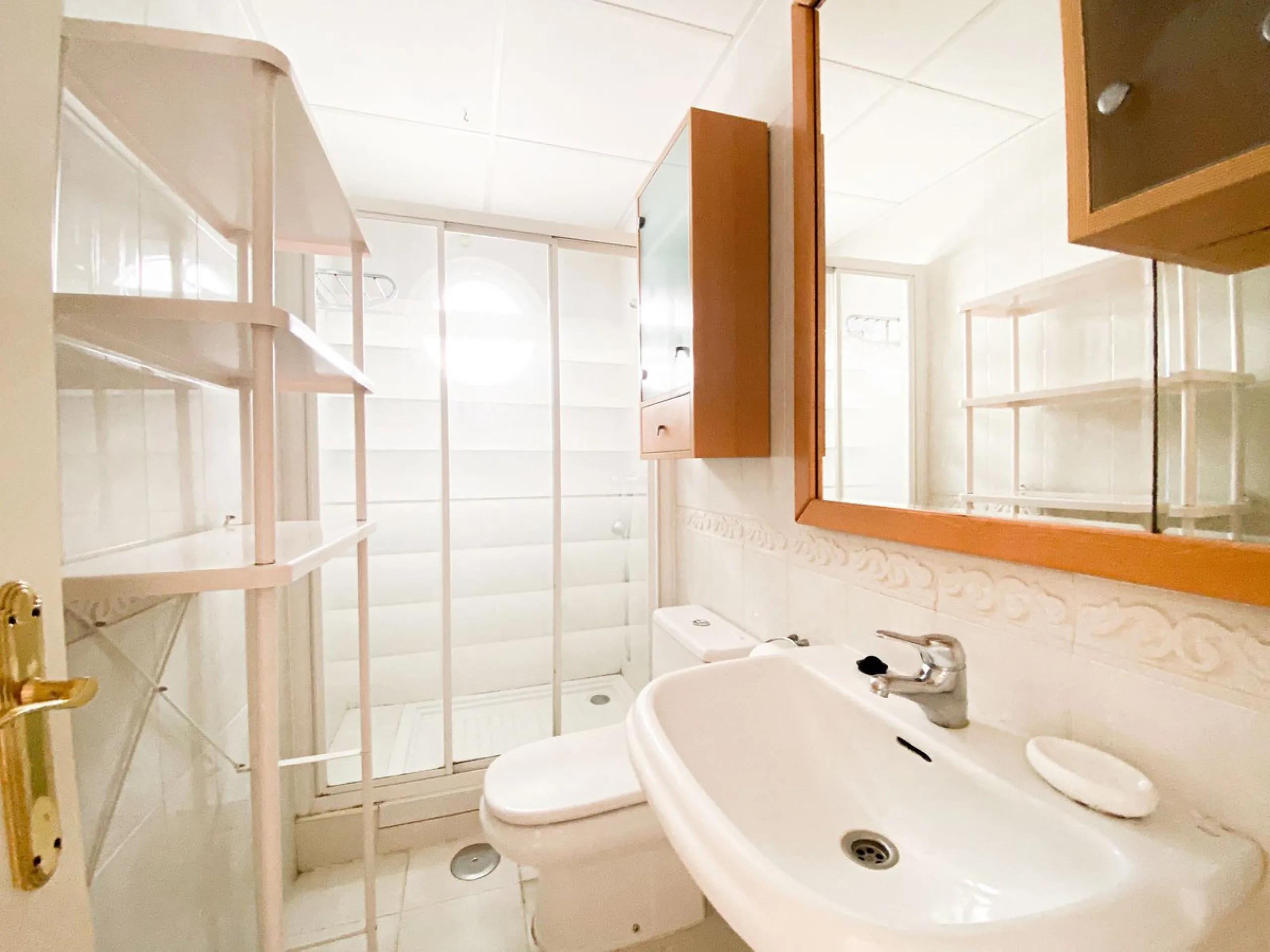 We present this exclusive duplex penthouse located in one of the most prestigious communities on Marbella's Golden Mile. (Marbella Real)