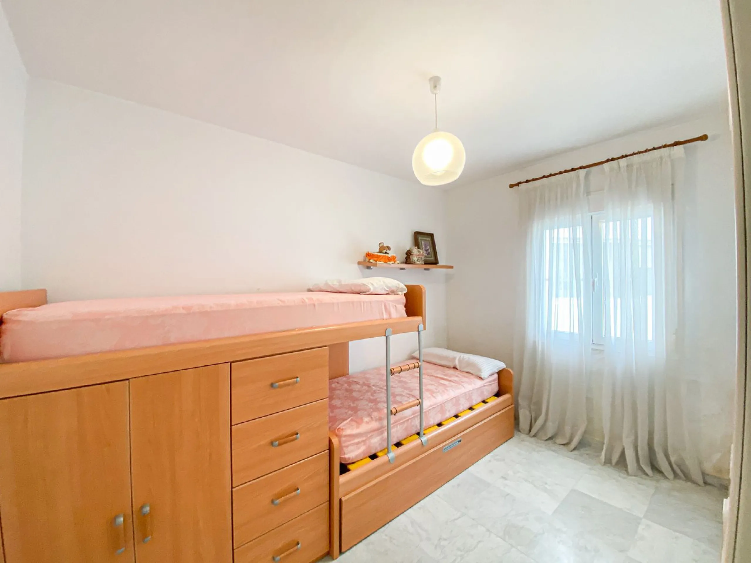 We present this exclusive duplex penthouse located in one of the most prestigious communities on Marbella's Golden Mile. (Marbella Real)
