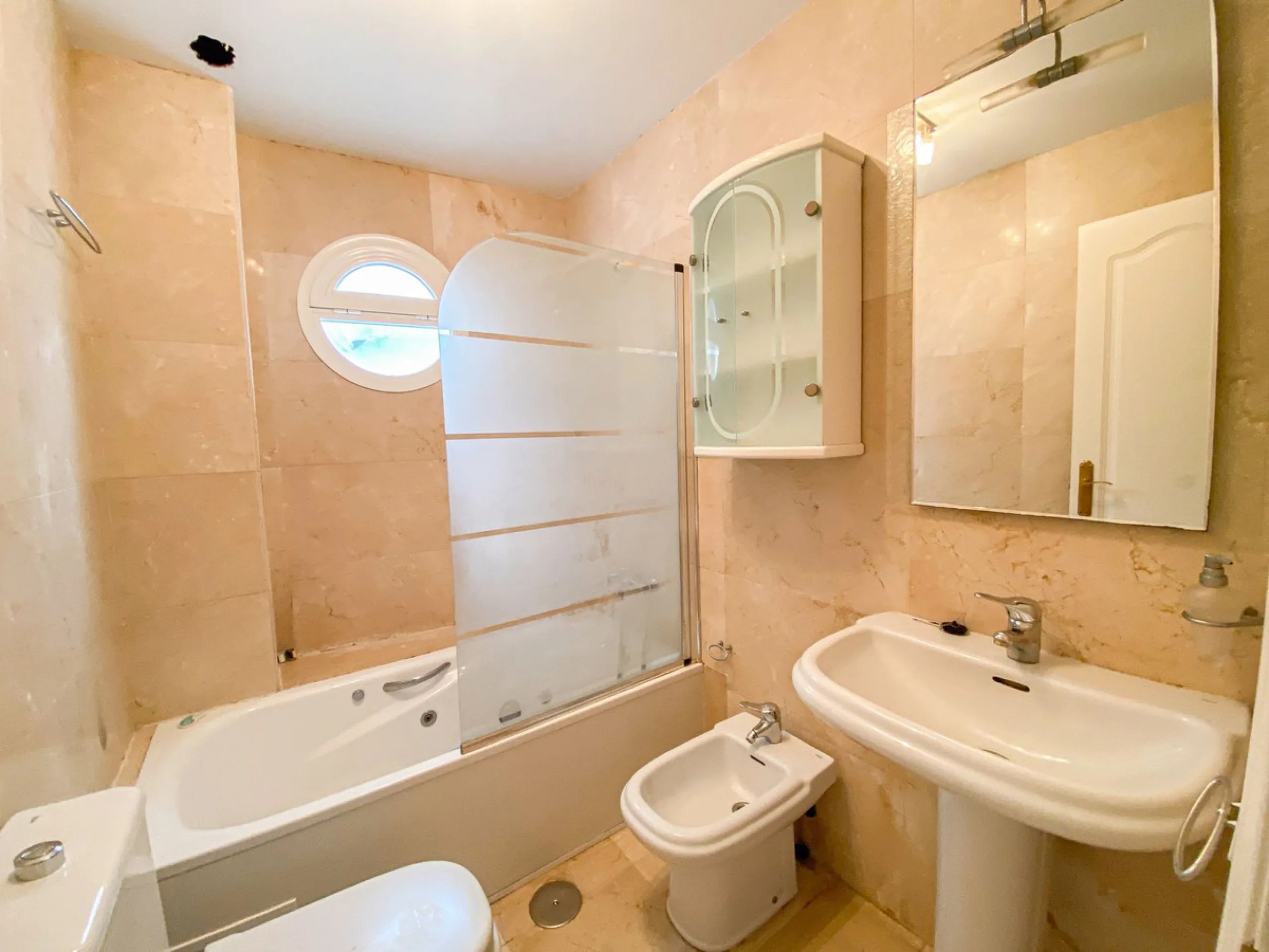 We present this exclusive duplex penthouse located in one of the most prestigious communities on Marbella's Golden Mile. (Marbella Real)