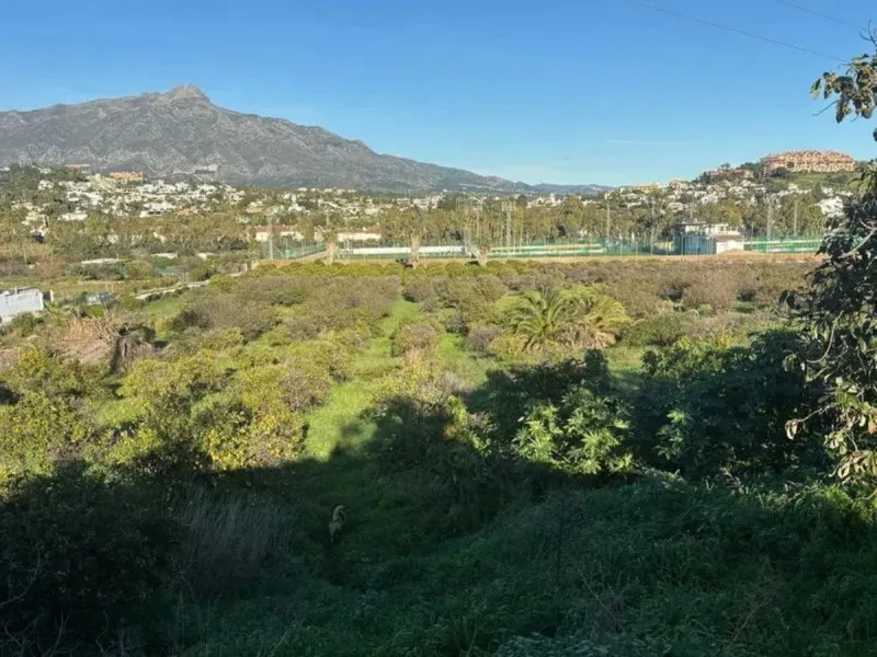 Rustic plot of 39,570 m² , located opposite La Quinta, one of the most promising areas of Marbella, next to the Football Center. Very well connected to the AP-7 motorway and the urban area, 5 minutes from San Pedro de Alcántara. Open view to La Concha mou