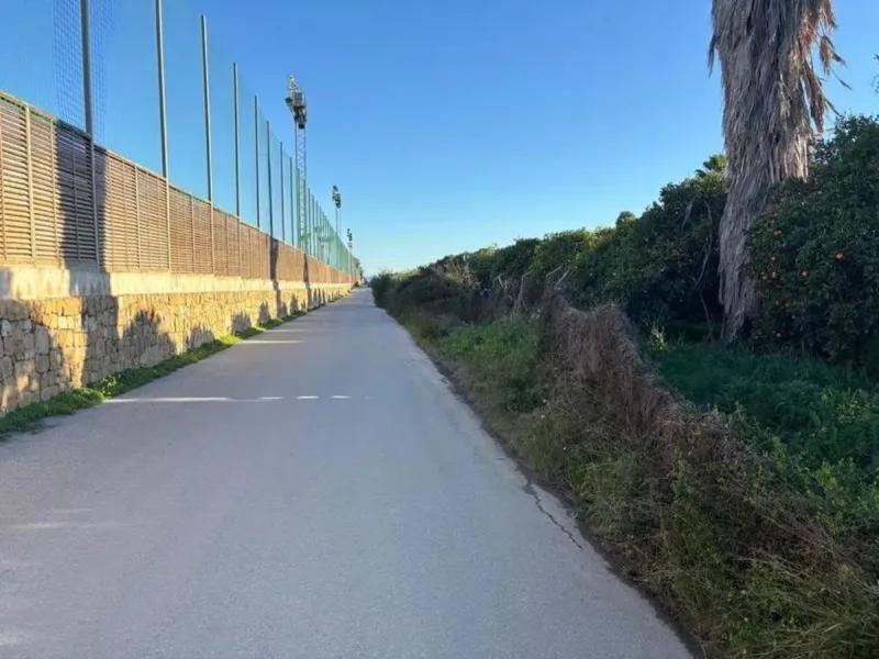 Rustic plot of 39,570 m² , located opposite La Quinta, one of the most promising areas of Marbella, next to the Football Center. Very well connected to the AP-7 motorway and the urban area, 5 minutes from San Pedro de Alcántara. Open view to La Concha mou