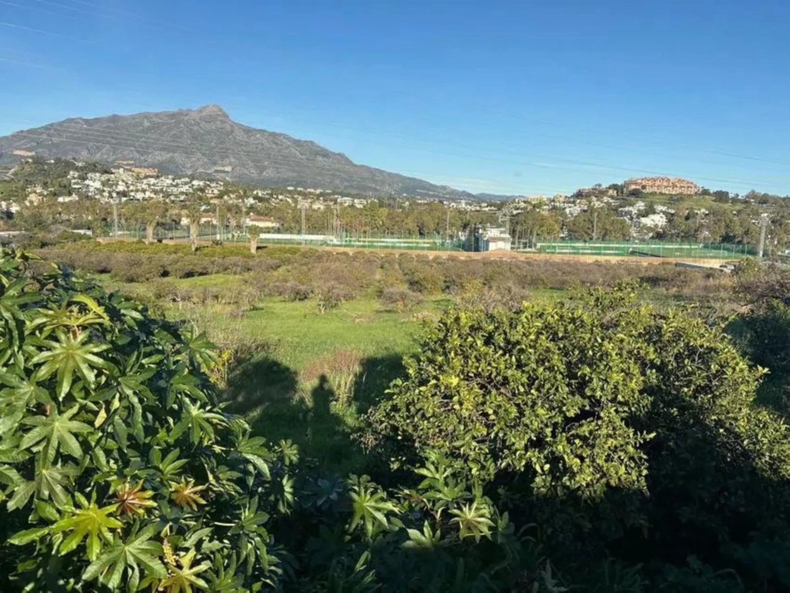 Rustic plot of 39,570 m² , located opposite La Quinta, one of the most promising areas of Marbella, next to the Football Center. Very well connected to the AP-7 motorway and the urban area, 5 minutes from San Pedro de Alcántara. Open view to La Concha mou