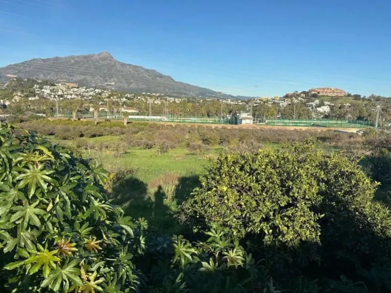 Rustic plot of 39,570 m² , located opposite La Quinta, one of the most promising areas of Marbella, next to the Football Center. Very well connected to the AP-7 motorway and the urban area, 5 minutes from San Pedro de Alcántara. Open view to La Concha mou