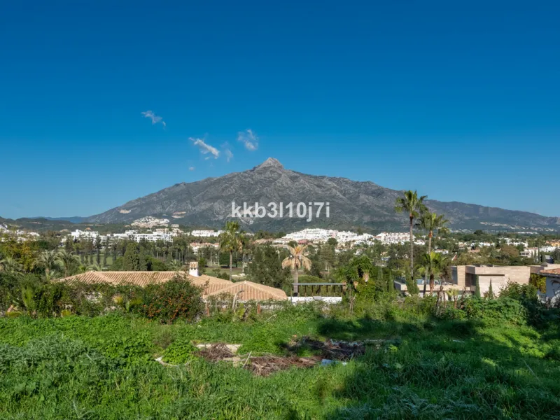 Situated in one of the most desirable residential areas of Nueva Andalucía, this impressive new-build villa currently under construction represents a rare opportunity to acquire a contemporary home with spectacular views of the Mediterranean Sea and the i