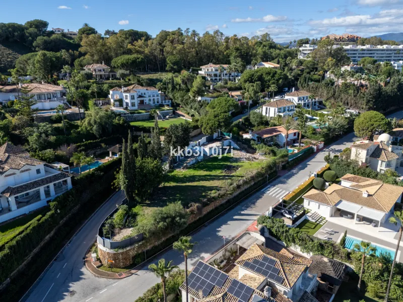 Situated in one of the most desirable residential areas of Nueva Andalucía, this impressive new-build villa currently under construction represents a rare opportunity to acquire a contemporary home with spectacular views of the Mediterranean Sea and the i