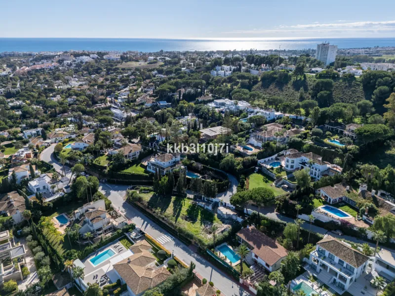 Situated in one of the most desirable residential areas of Nueva Andalucía, this impressive new-build villa currently under construction represents a rare opportunity to acquire a contemporary home with spectacular views of the Mediterranean Sea and the i