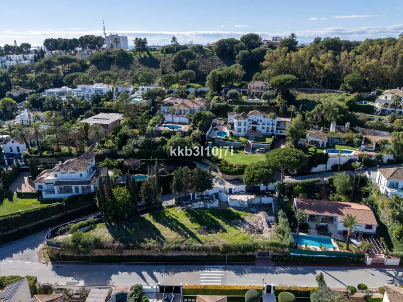 Situated in one of the most desirable residential areas of Nueva Andalucía, this impressive new-build villa currently under construction represents a rare opportunity to acquire a contemporary home with spectacular views of the Mediterranean Sea and the i